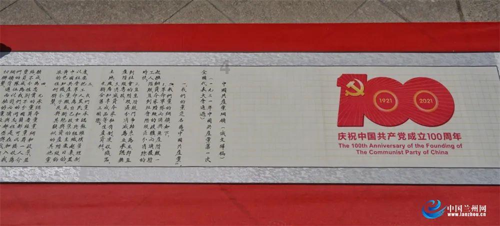 江西赣州两商贩互扔草莓,目击者:比价起争执,有个商贩草莓扔完了